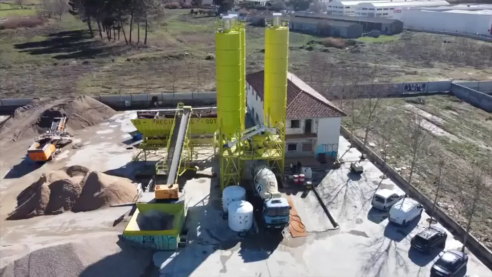 La planta de Reciclados Soto: silos, tolvas y una cuba cargando